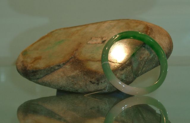 Ilustracja: Właściwości chemiczne</strong>: minerał, skład chemiczny: Ca2Mg5[(OH,F)Si4O11]2,